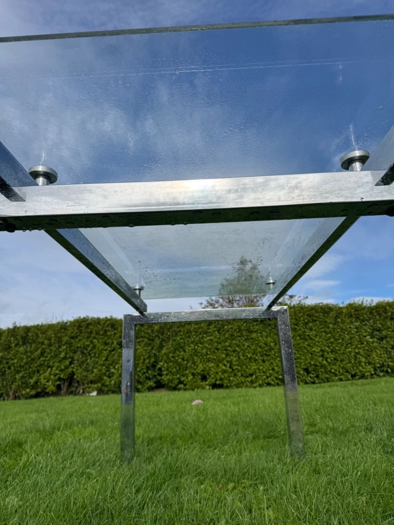 Glass/metal table