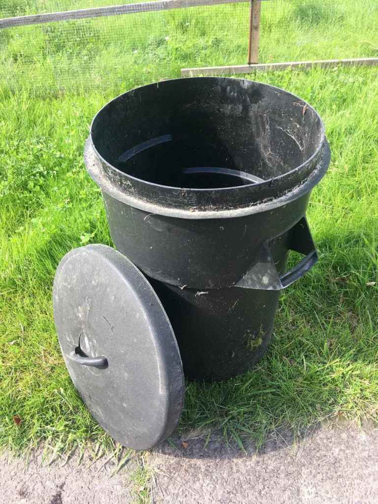 Outdoor Dustbin - 90L - intact