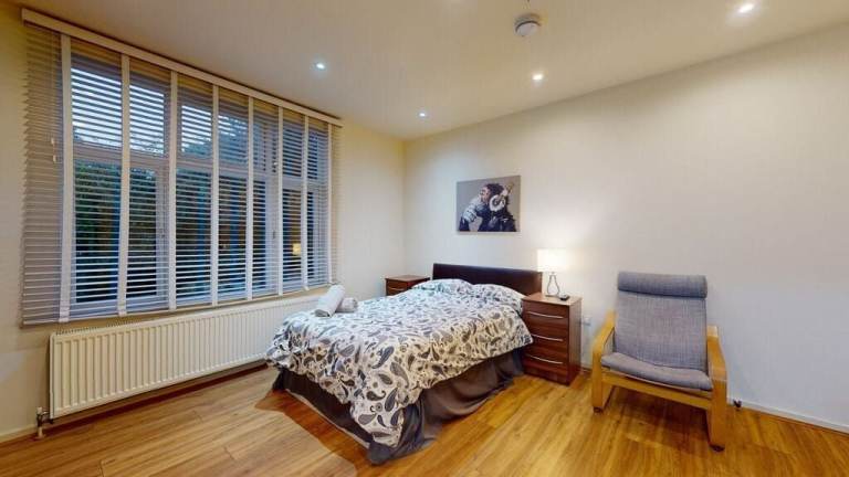 Studio to rent on Chatsworth Road, London