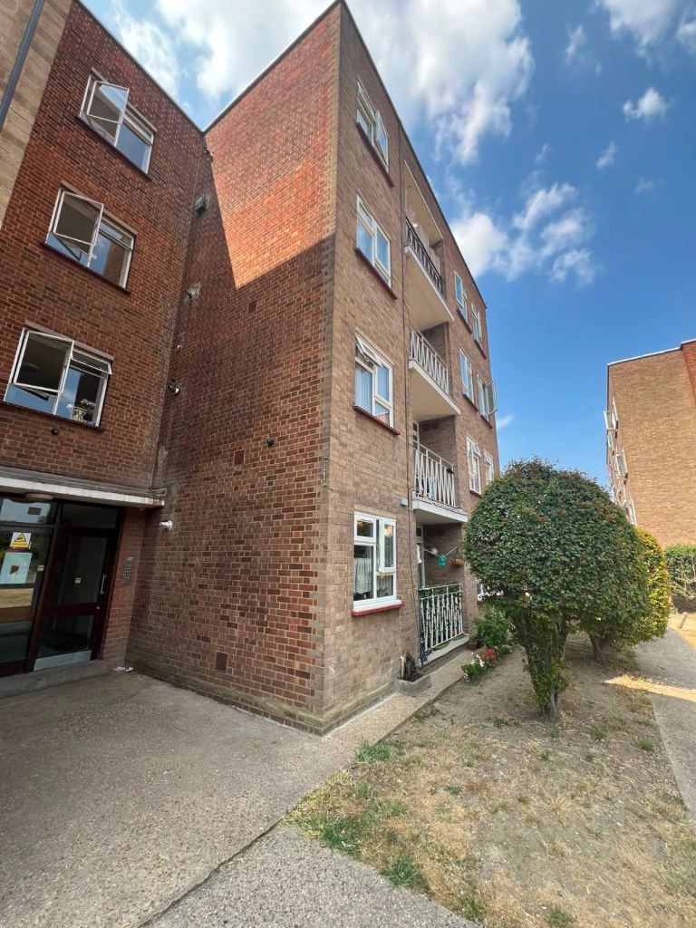 2 bedrooom flat to rent in Barking IG11 9BZ
