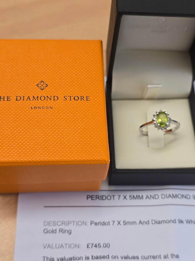 9ct WHITE GOLD PERIDOT & DIAMOND RING