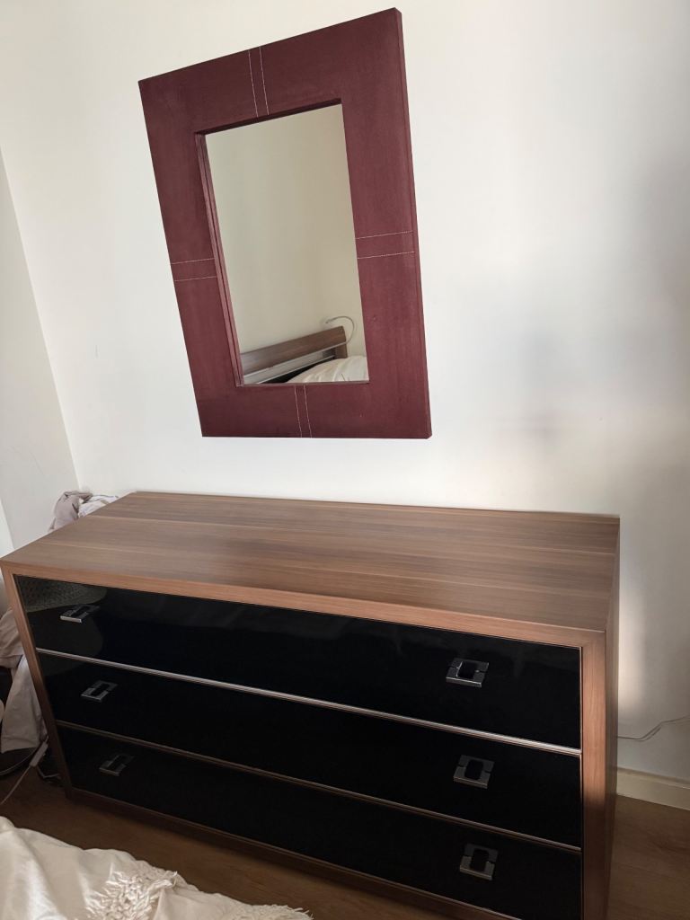 Chest of drawers type & mirror