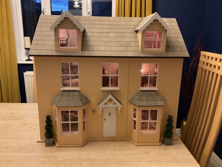 Fully Furnished Victorian Dolls House With Lights