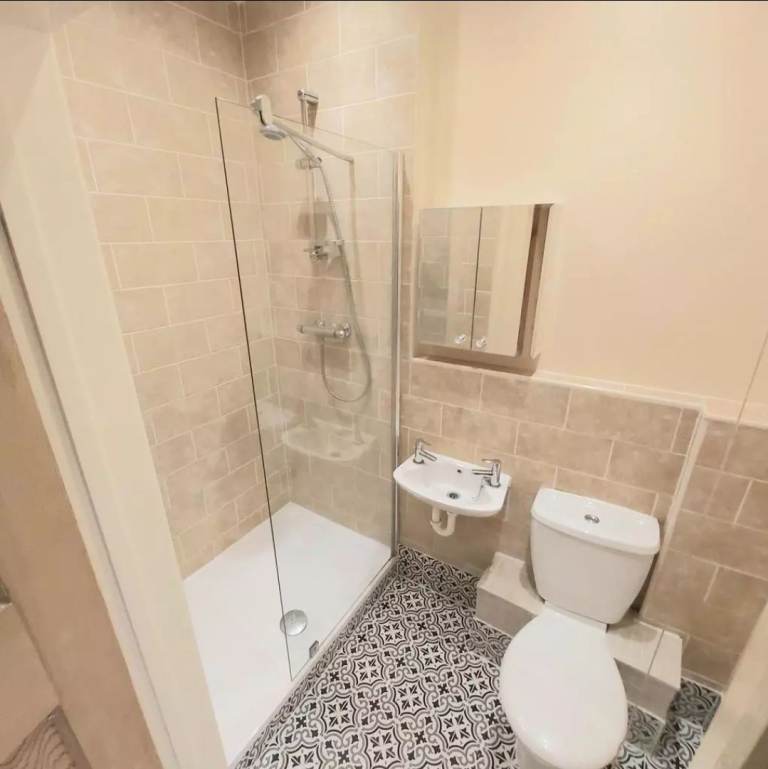 Fully Furnished Rooms Available in House Share. Ideal for UC Applicants 35 years old and over.