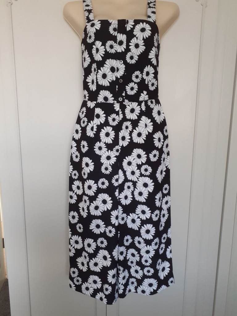 UNWORN - DAISY PRINT JUMPSUIT - SIZE 6
