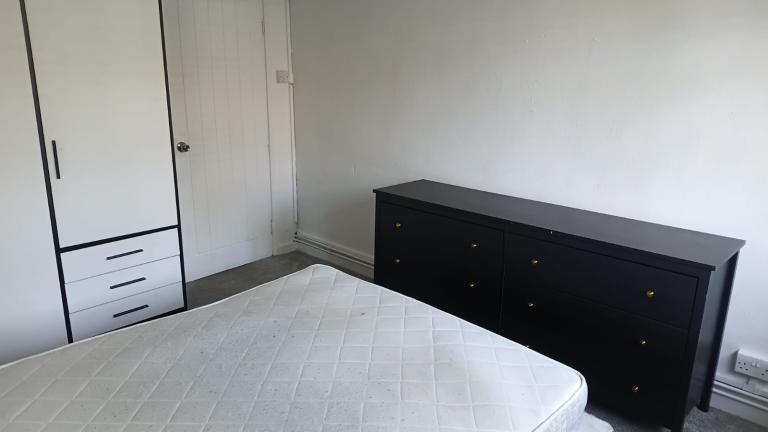 Double room to rent in E8