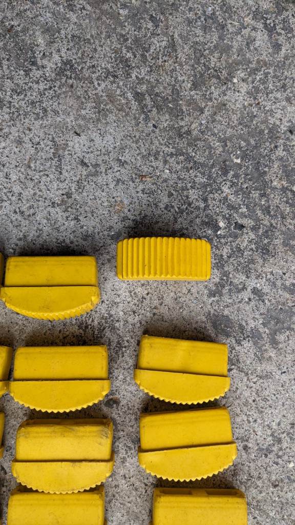 2 Rubber feet for extension ladder 
