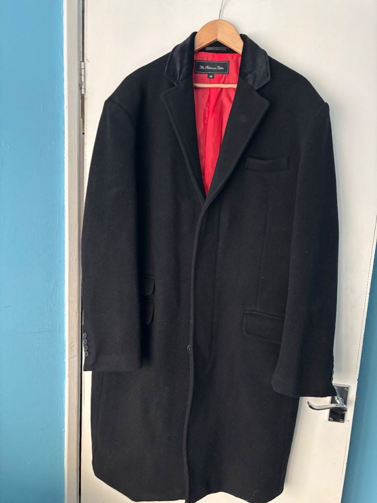 A MENS BLACK OVERCOAT 