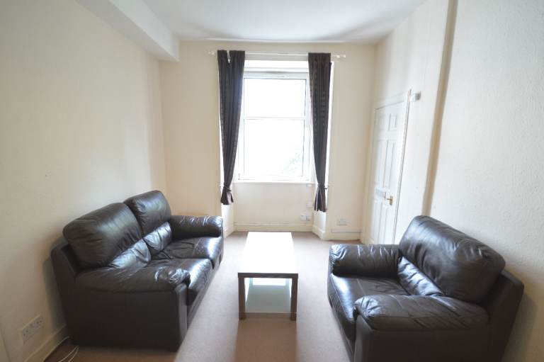 Delightful, 1 bedroom, 2nd floor flat in Tollcross – available March