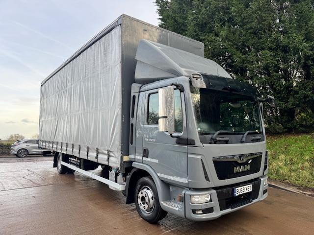 2019 69 MAN TGL 12.220 E6 12 Ton 27FT curtain sider air suspension air con