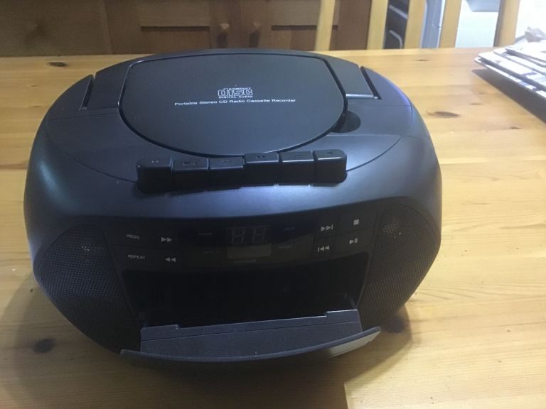 Groov-e Portable CD/Cassette Player with Radio – As Good As New