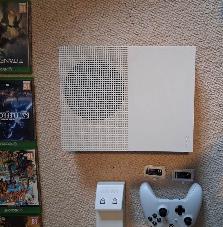 Xbox 1s 1tb , 11 games, 1 Controller, Controller Battery Recharger and stand