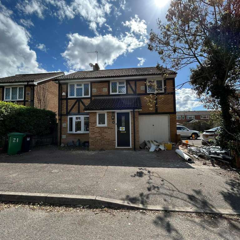 6 bed detached house Ingleside, Colnbrook SL3