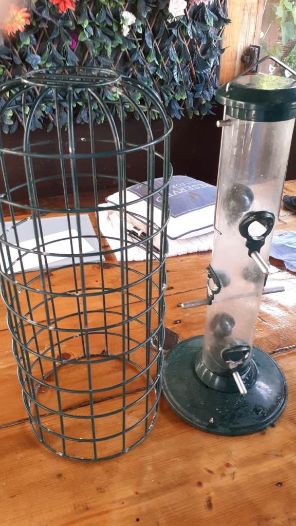 Garden Bird Feeder with Squirrel Guard Cage