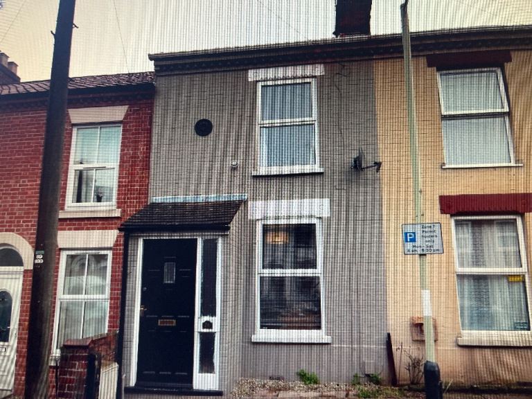Mid terrace house for rent Golden Triangle