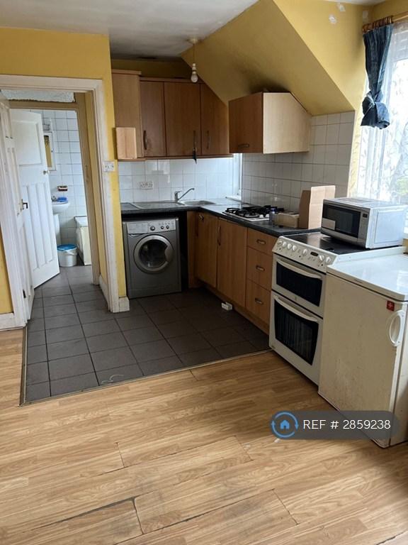 2 bedroom flat in Great West Road, Hounslow, TW5 (2 bed) (#2859238)