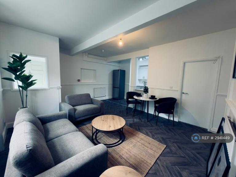 1 bedroom flat in Queen St, Chester, CH1 (1 bed) (#2941449)