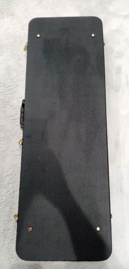 Kinsman Hardcase for electric guitar , comes with keys, in great condition hard case