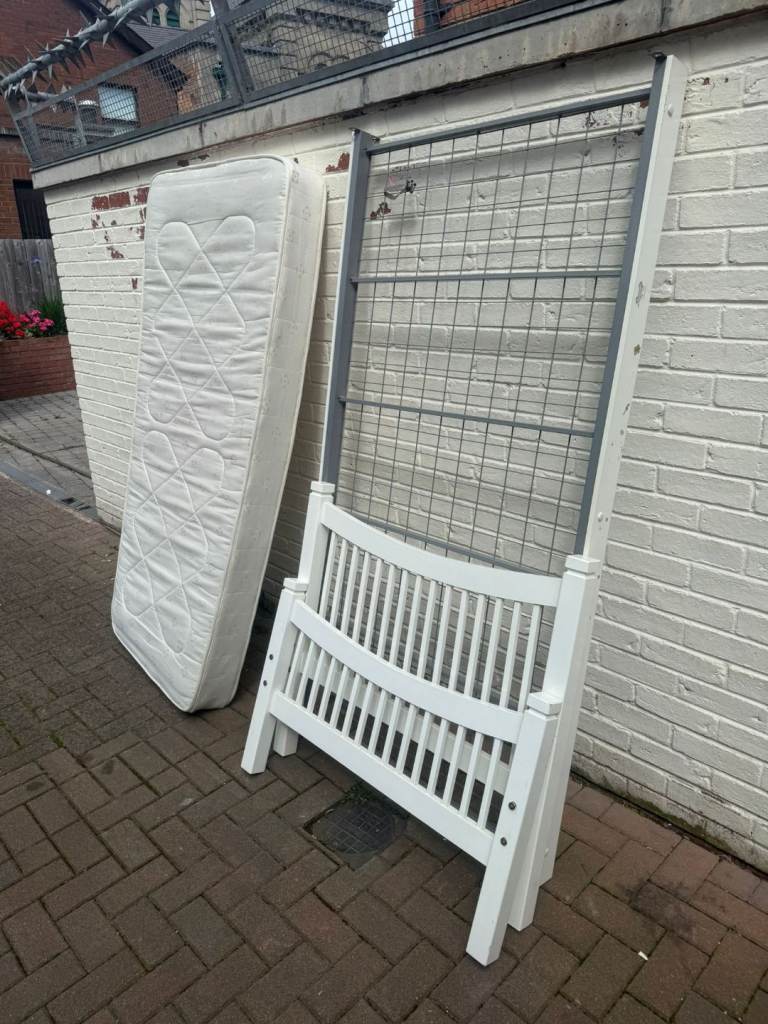 Nice modern single bed frame with matress £95