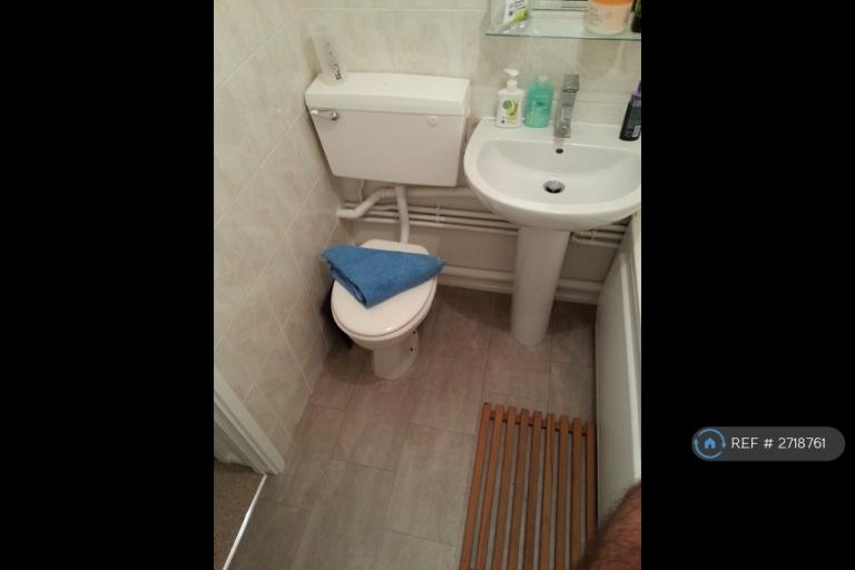 1 bedroom flat in Clay Hill, Milton Keynes, MK8 (1 bed) (#2718761)