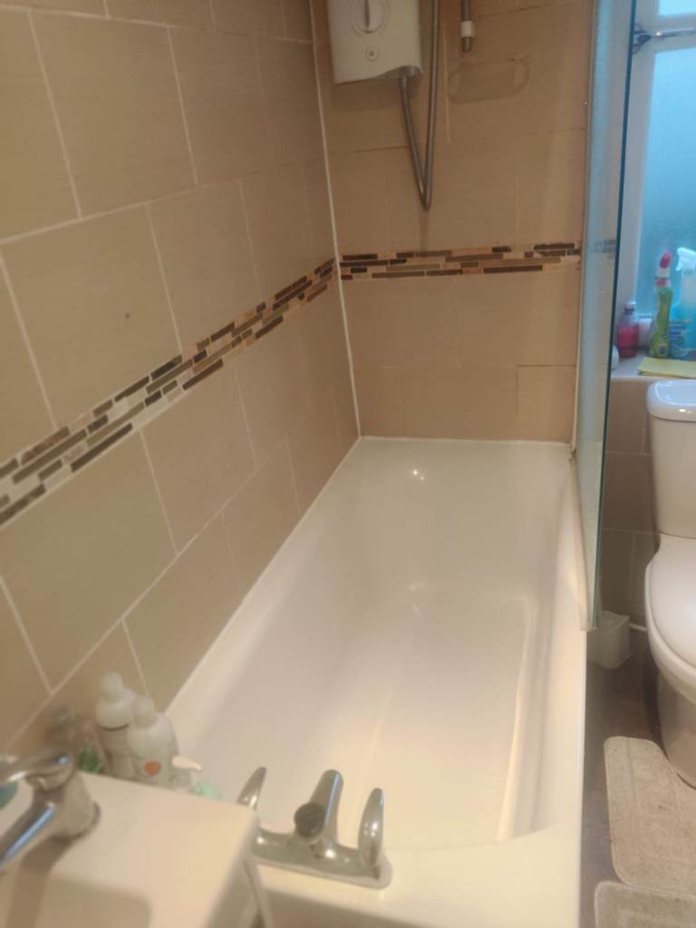 Clean Double Room within flat share in Holyrood, City Centre