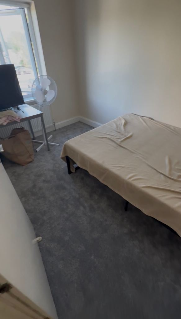 Double bedroom for single male or female! 