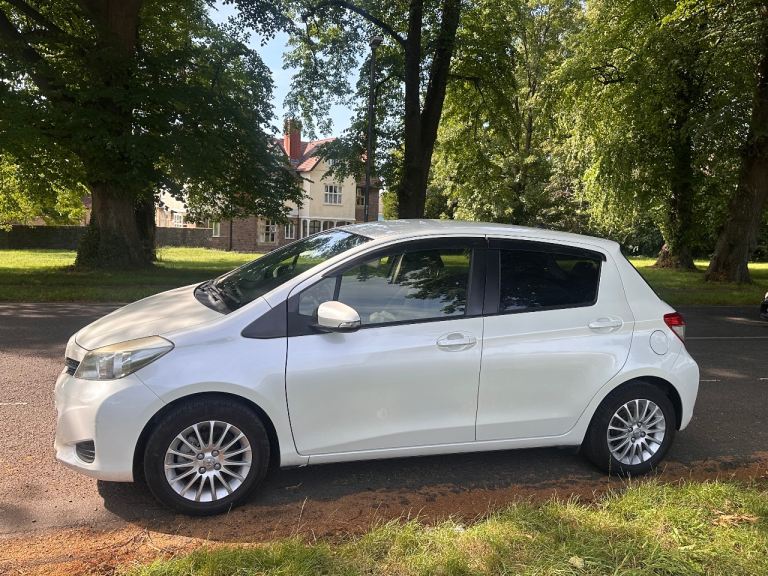Toyota Vitz, 2012, 996 (cc)