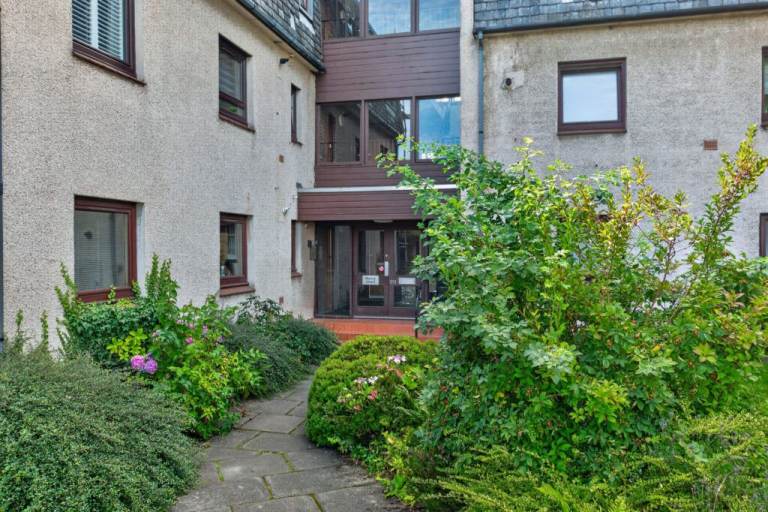 Spacious, 2 bedroom, ground floor flat in Juniper Green – available October