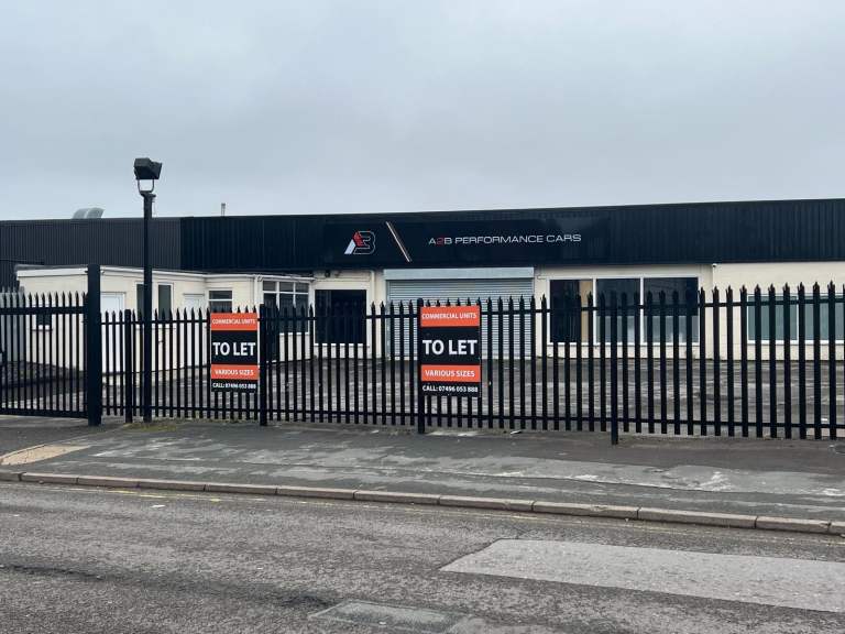 Car sales pitch / commercial unit with yard to let 