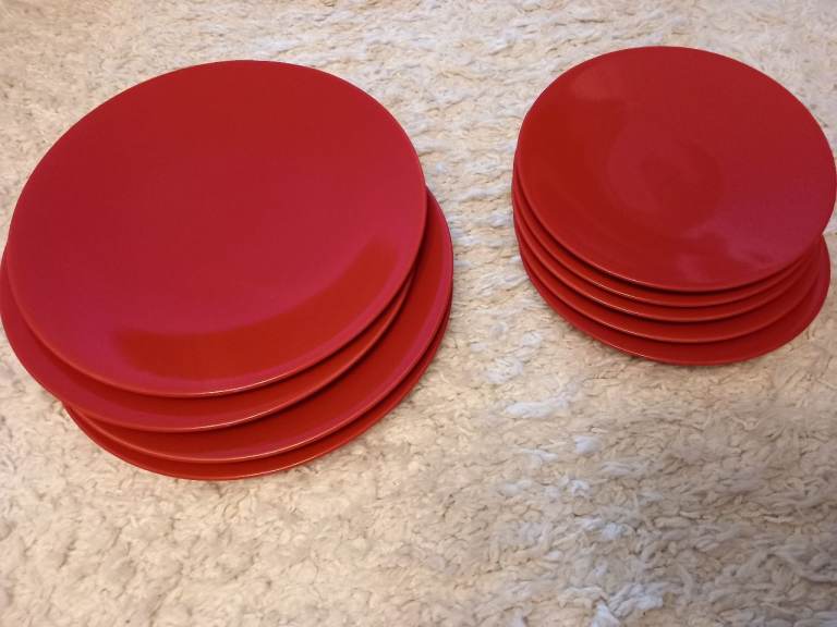 M&S dinnerware set - dinner plates & side plates