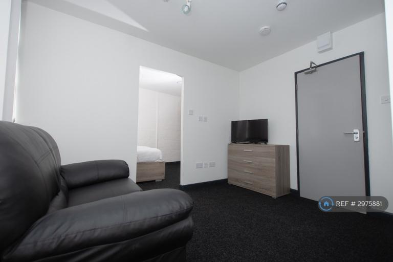 1 bedroom flat in Carlton House, Stoke-On-Trent, ST4 (1 bed) (#2975881)