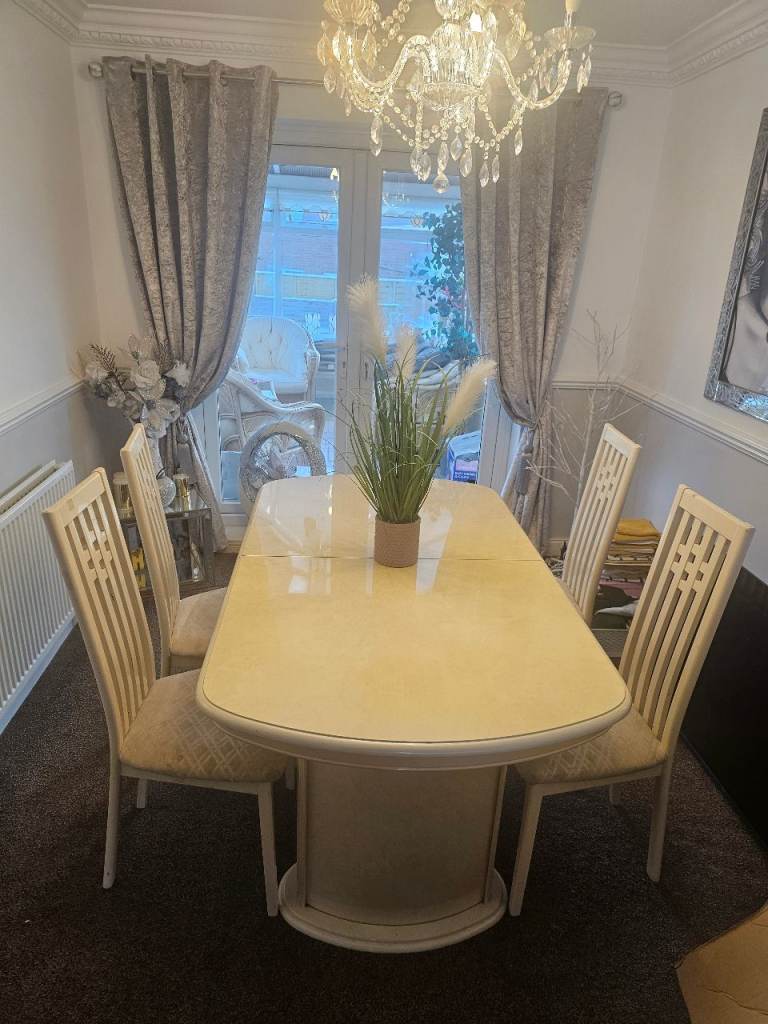 Extendible table and 6 chairs 