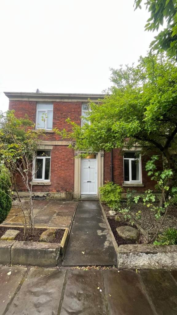 Large double room just behind main bus station 