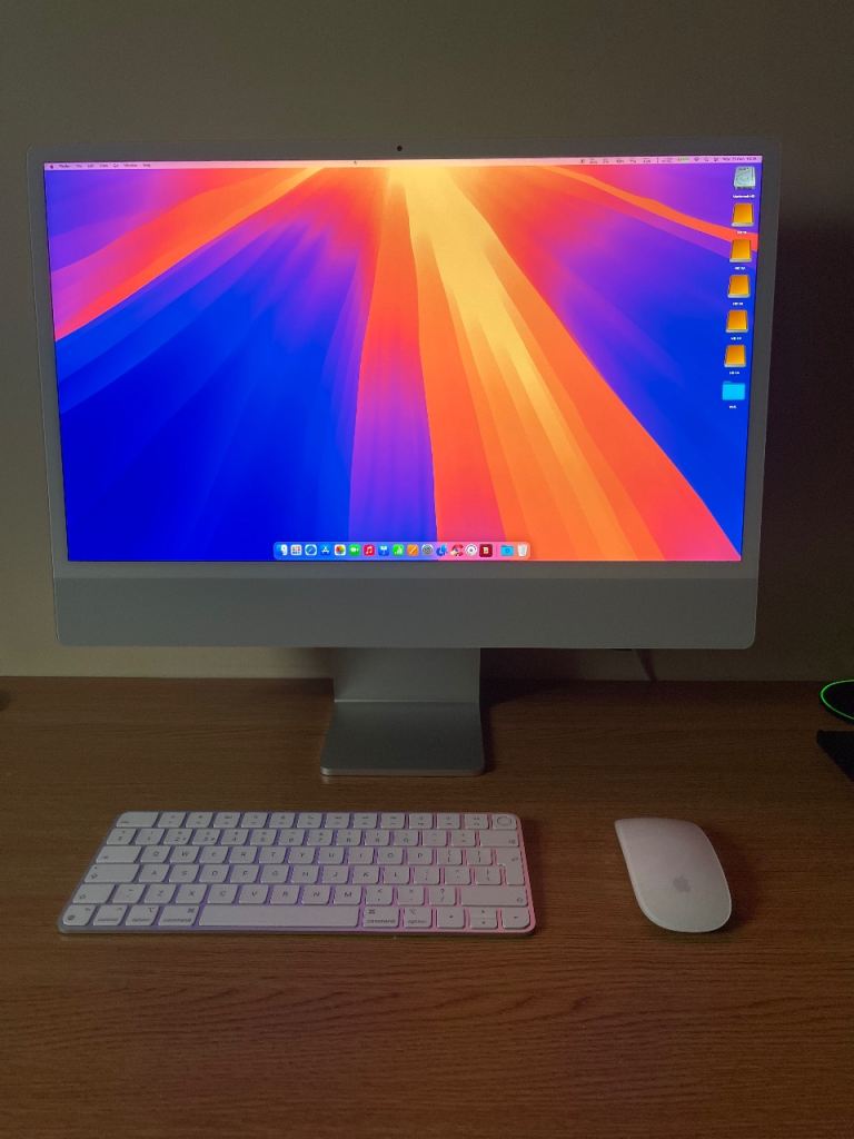 Apple iMac with Keyboard and Mouse – Good Condition