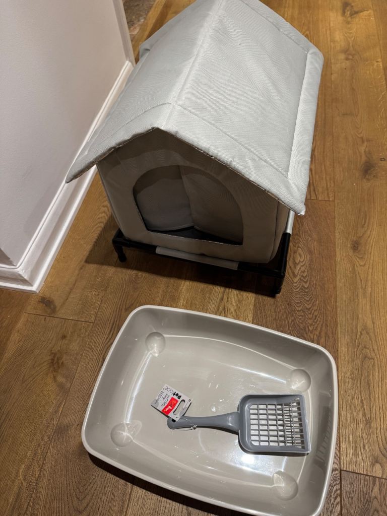 Donation! Waterproof Cat House + litter box (never used)