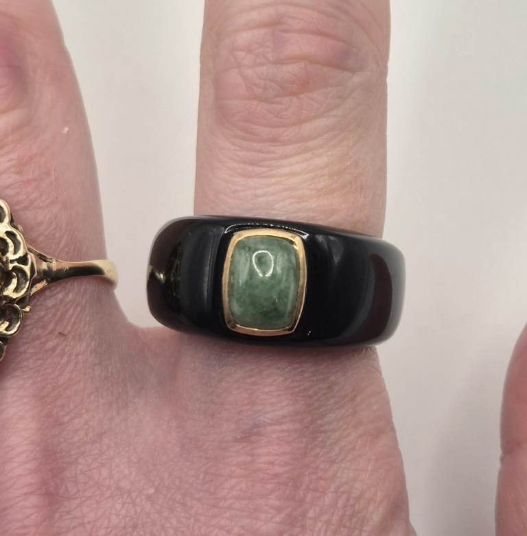 9ct yellow gold, black onyx and green jade ring