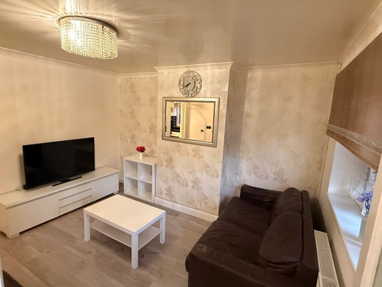 2-Bed End-Terrace | RG2 | Large Garden & Parking | Available Now