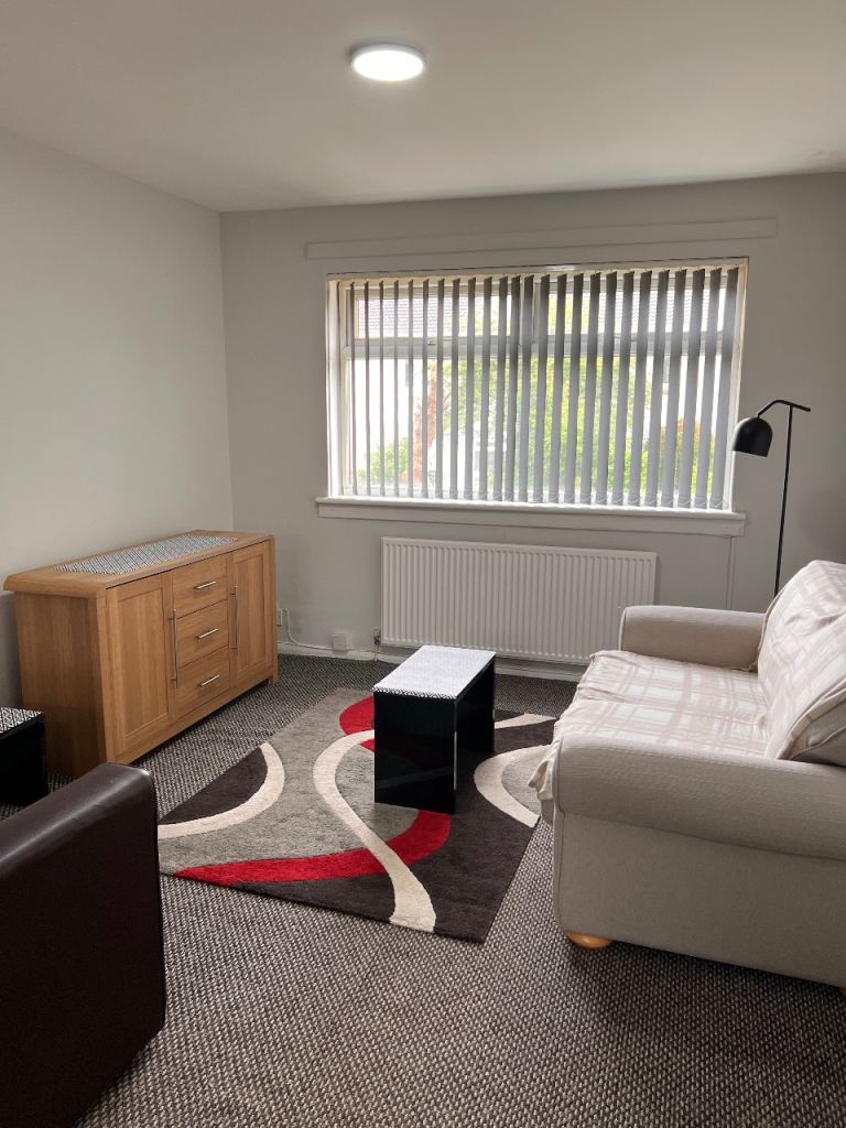 Bright double bedroom to let in Livingston House Share 