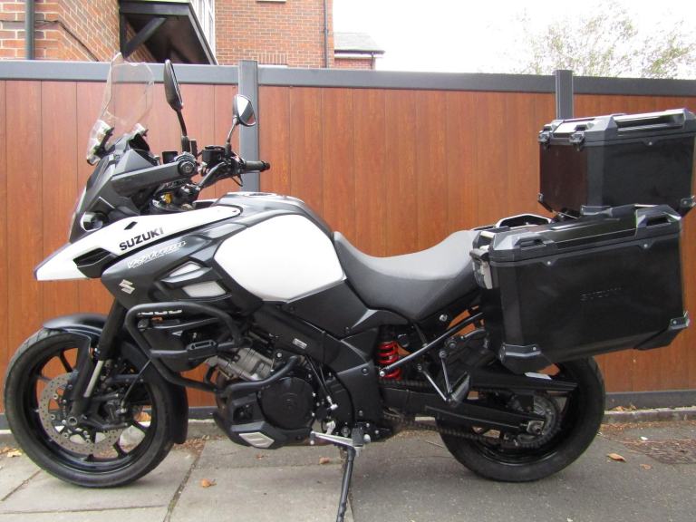SUZUKI DL1000-AL9...FULL LUGGAGE.IN AMAZING CONDITION .. 7700 MILES..2020 MODEL.