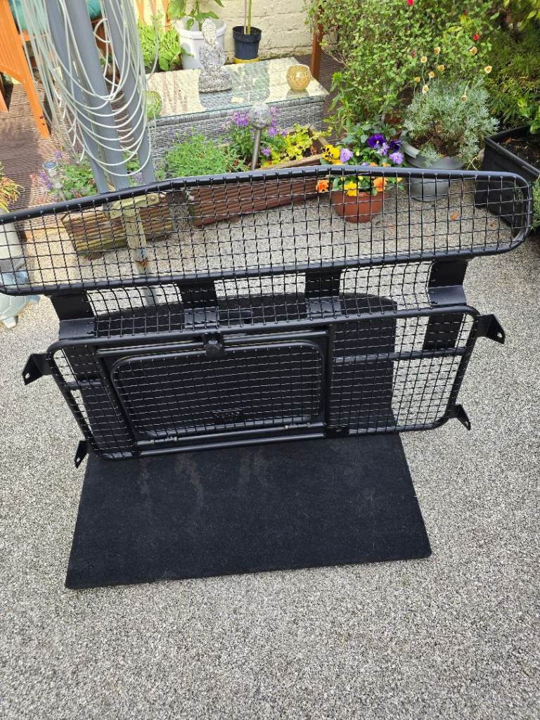 RANGE ROVER EVOQUE 2012/2018 Dog guard with fixing kit.