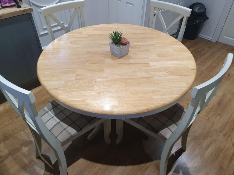 Dining table and chairs can be delivered