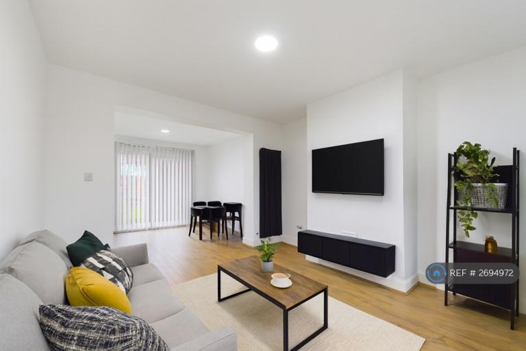 4 bedroom house in Moseley Road, Levenshulme, Manchester, M19 (4 bed) (#2694972)