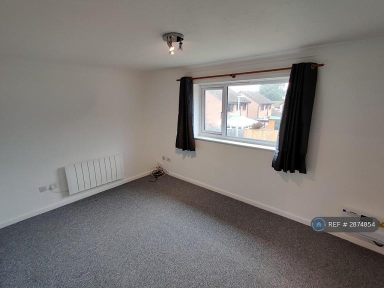 1 bedroom flat in Creekmoor, Poole, BH17 (1 bed) (#2874854)