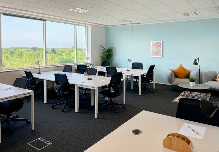 Bracknell - RG12 1WA \ Ready-to-Use Office Space with 5 Desks