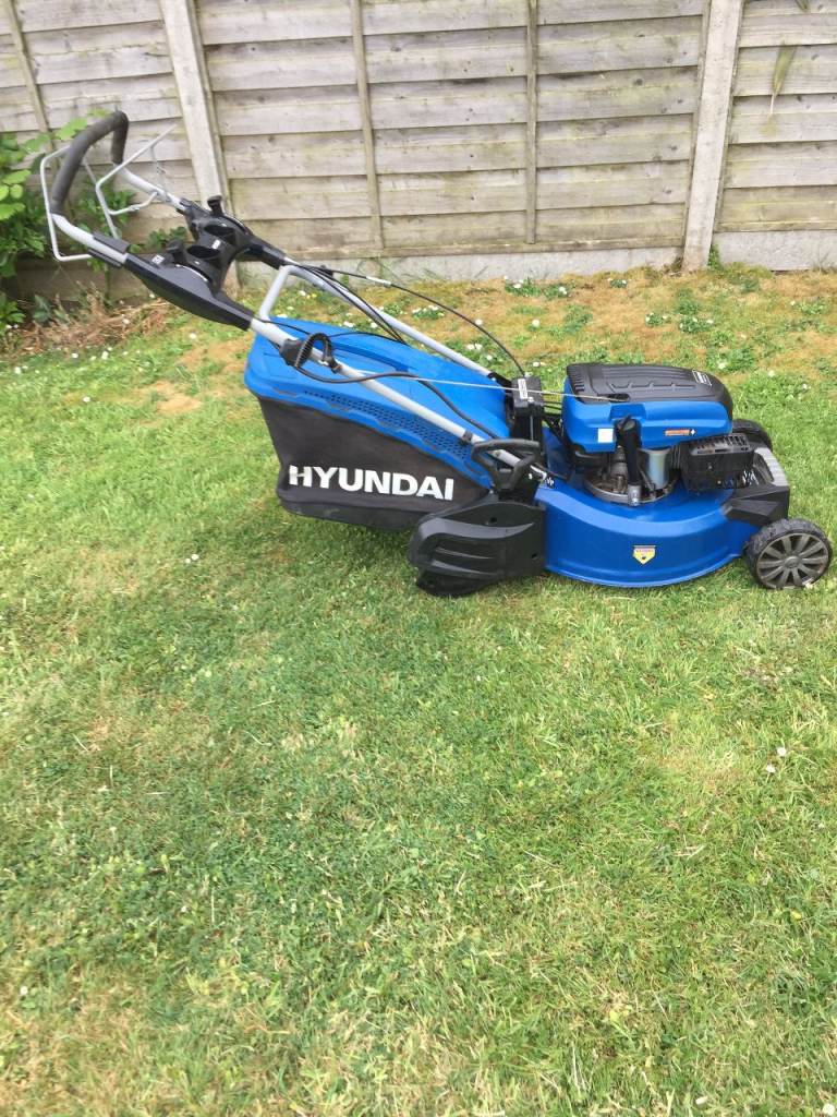 Hyundai petrol lawn mower