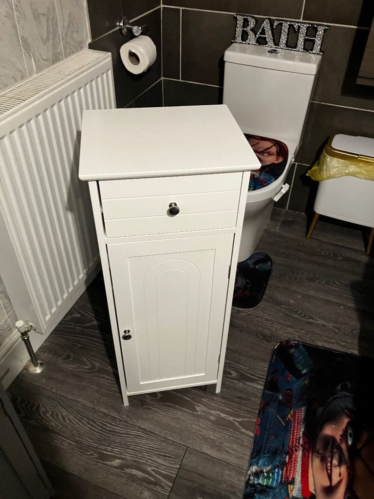 Bathroom cabinet like new can deliver for a small charge 