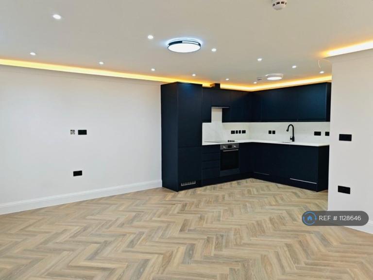 Studio flat in Church Road, London, W3 (#1128646)