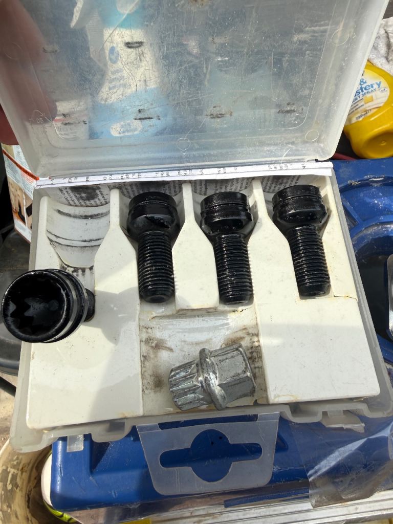 Wheel security bolts with the key pattern bolt