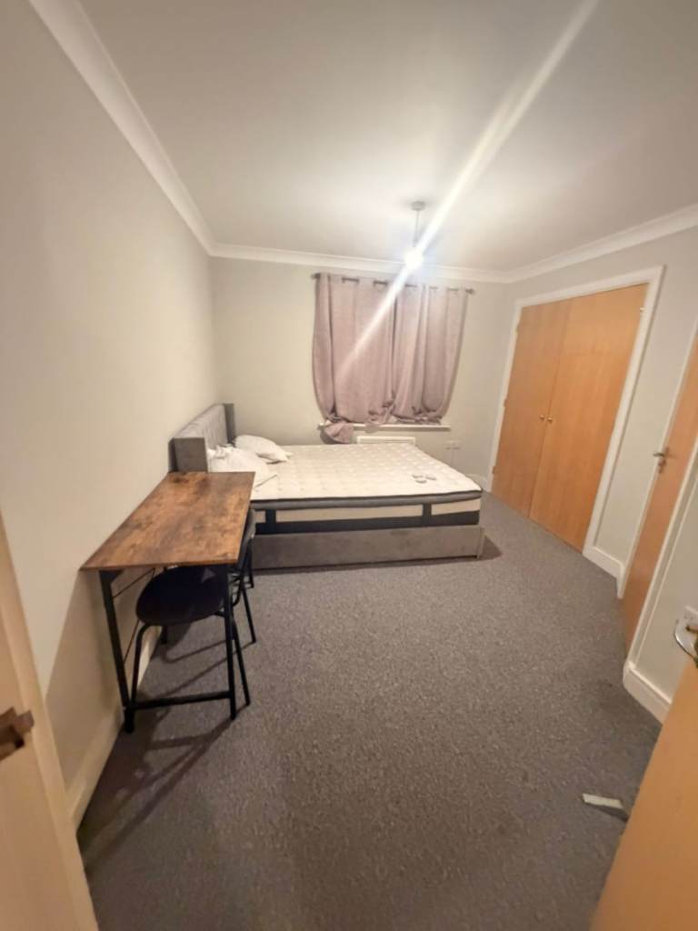 Newly refurbished ensuite room in SM1