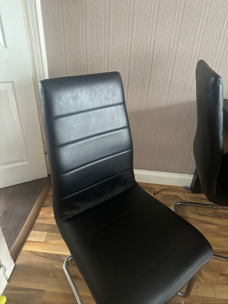£10 4 leather chairs very good condition 